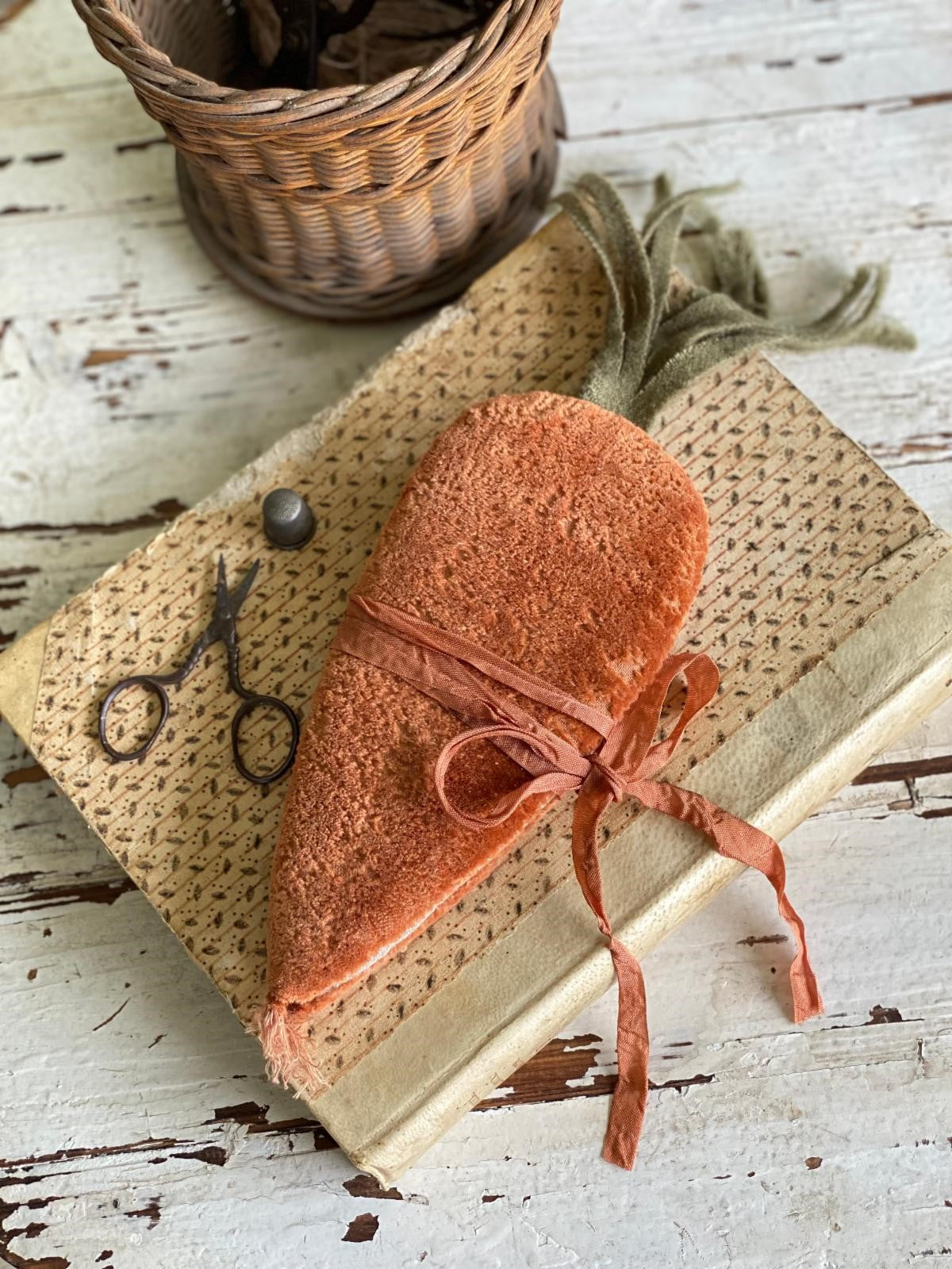 Stacy Nash Primitives -Velvet Carrot Needle Book