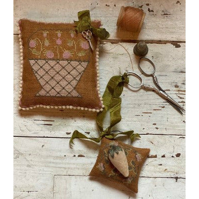 Stacy Nash Primitives - Strawberry Basket Pinkeep and Scissor Fob