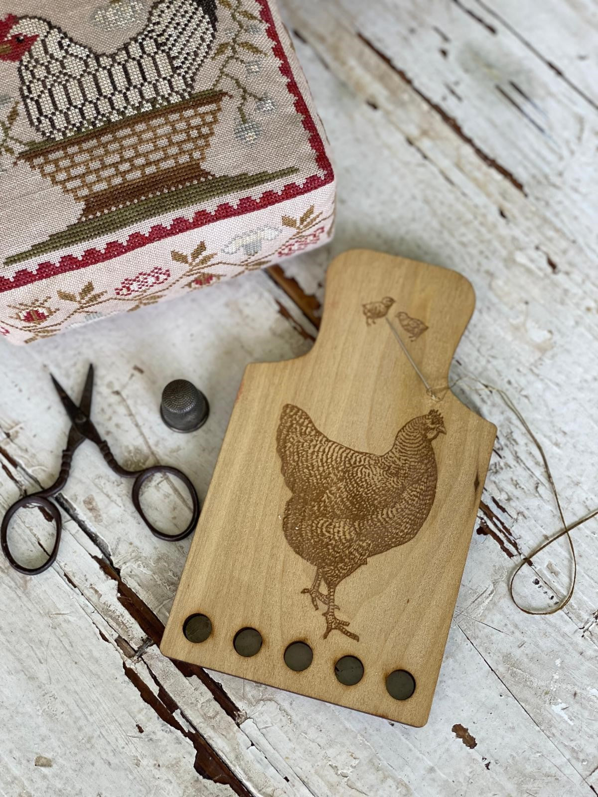 Stacy Nash Primitives - Hen & Chicks Thread Board and Needle Minder