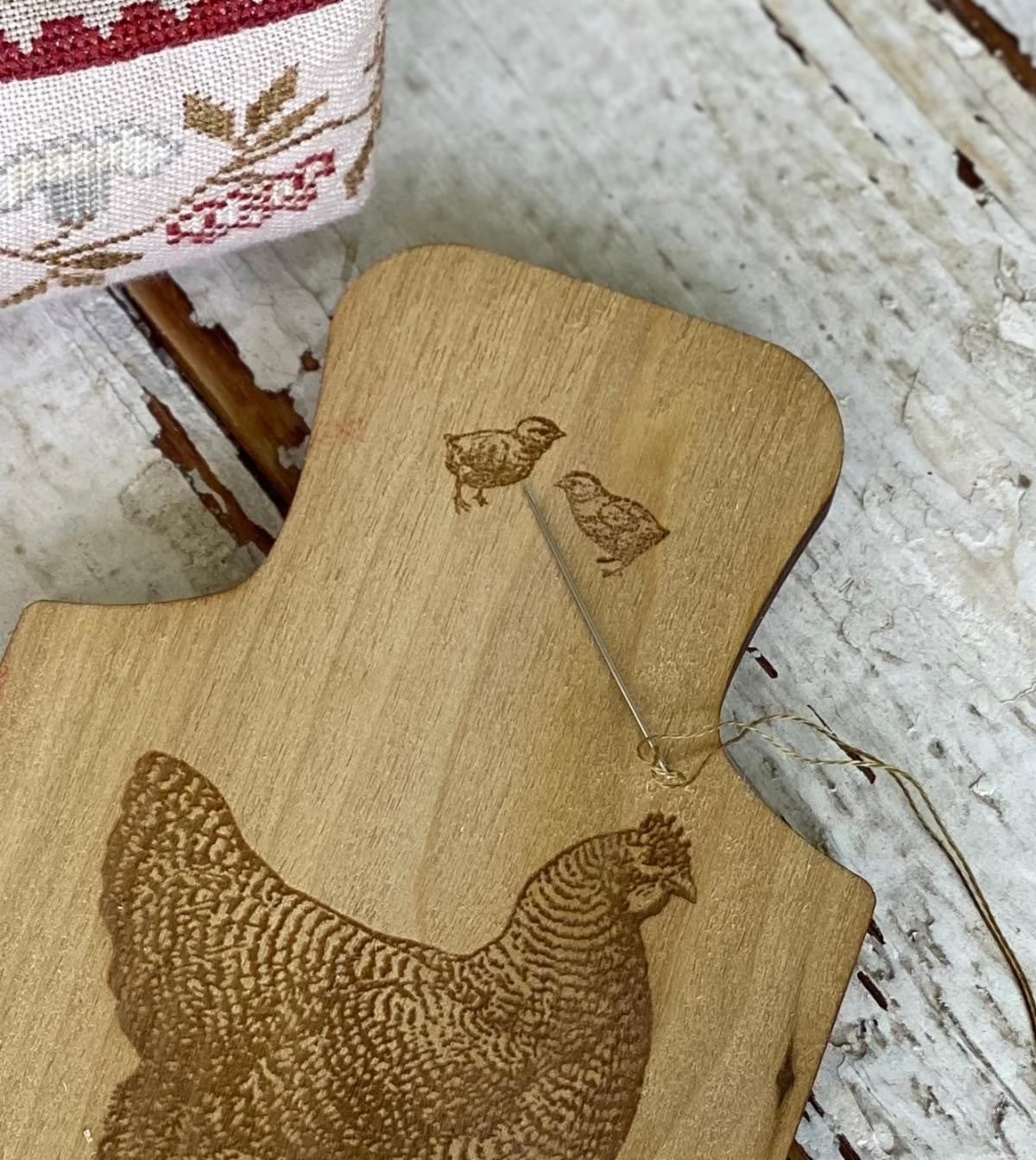 Stacy Nash Primitives - Hen & Chicks Thread Board and Needle Minder